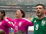 Los jugadores de la Selección Mexicana cantan el Himno Nacional antes del juego contra Sudáfrica.