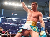 Saúl "Canelo" Álvarez celebra después de una de sus peleas de box en 2021.