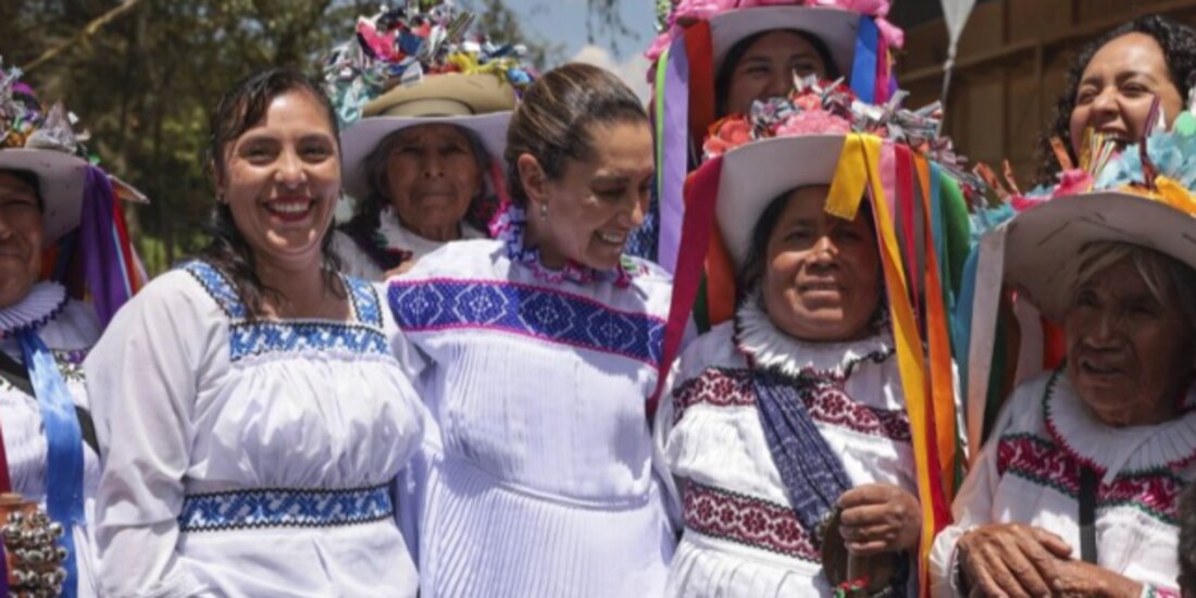 La Presidenta Claudia Sheinbaum (c.), ayer, con representantes de la asamblea comunitaria indígena de Amealco, Querétaro.