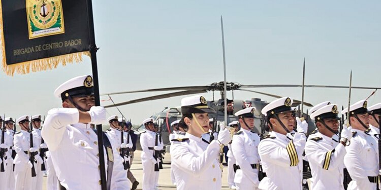 Desfilan elementos de la Marina en la conmemoración de la fuerza aeronaval.