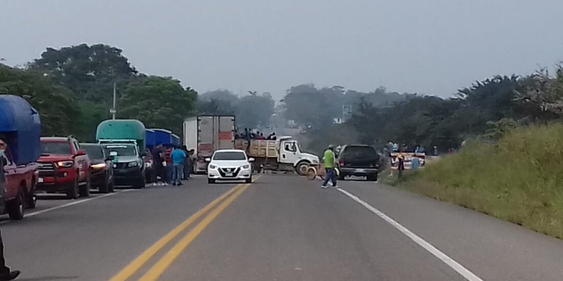 El bloqueo en la carretera del Istmo de Tehuantepec ha detenido por completo la circulación.