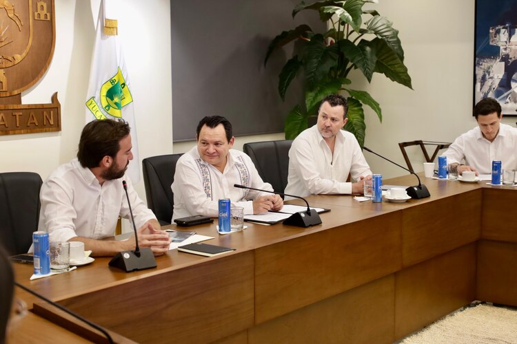 Díaz Mena refrenda su compromiso con las energías limpias durante la presentación del Parque Eólico Dzilam II en Mérida.