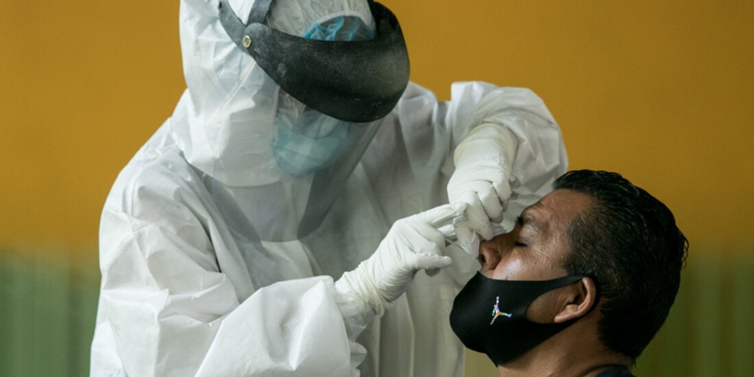 Un hombre se realiza la prueba de antígenos COVID-19 en el macro quiosco del bajo puente de Tacuba en Miguel Hidalgo.