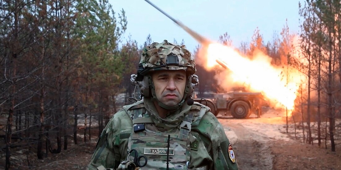 Fuerzas invasoras muestran su arsenal ante el enemigo al disparar una nueva ofensiva a Ucrania, ayer.