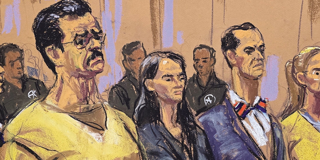 El expresidente venezolano, Nicolás Maduro, y Cilia Flores, de amarillo, en una audiencia en EU, ayer.