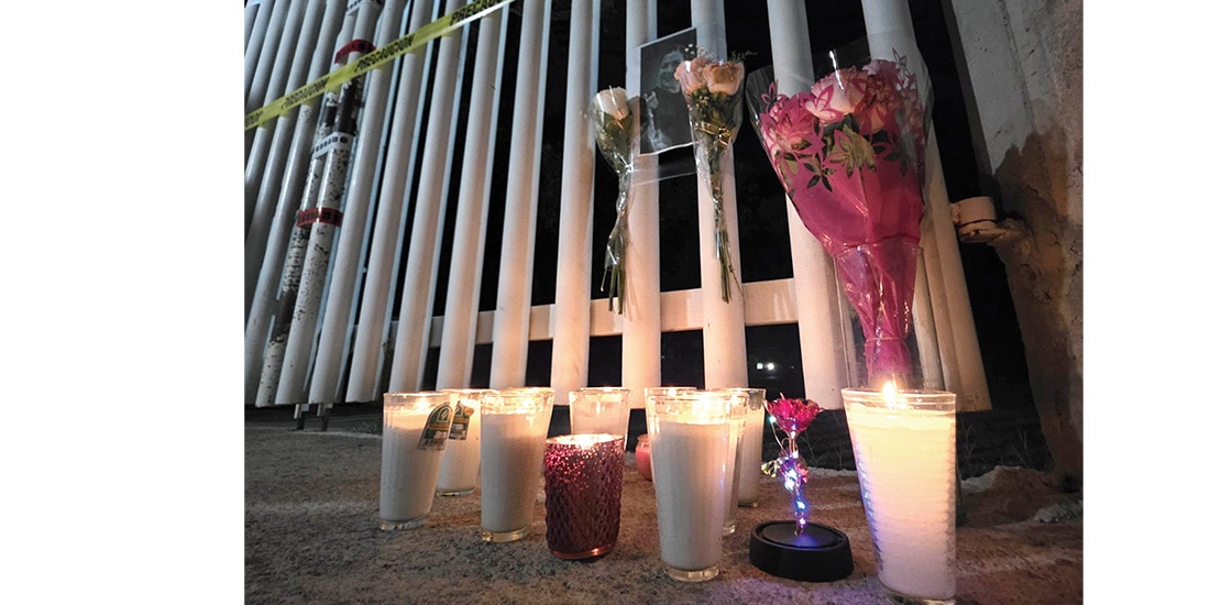 La SNTE despide a subdirectora de la secundaria # 13 con veladoras y flores, el jueves.