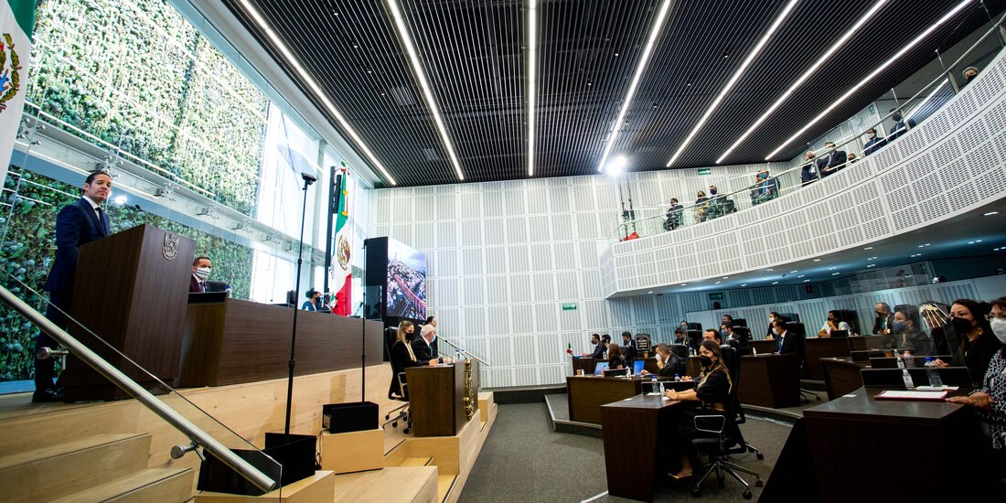 El gobernador ante el Congreso local.