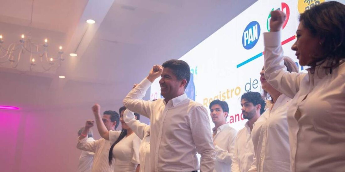 Eduardo Rivera se registra como candidato de la oposición en Puebla.