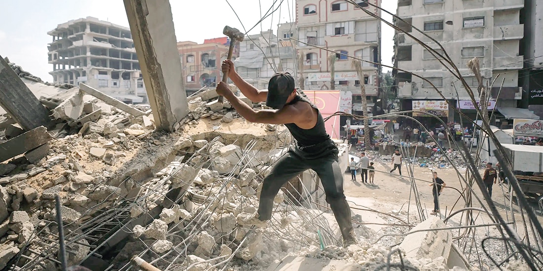 Palestinos extraen hierro de escombros para construir tiendas de campaña, ayer.