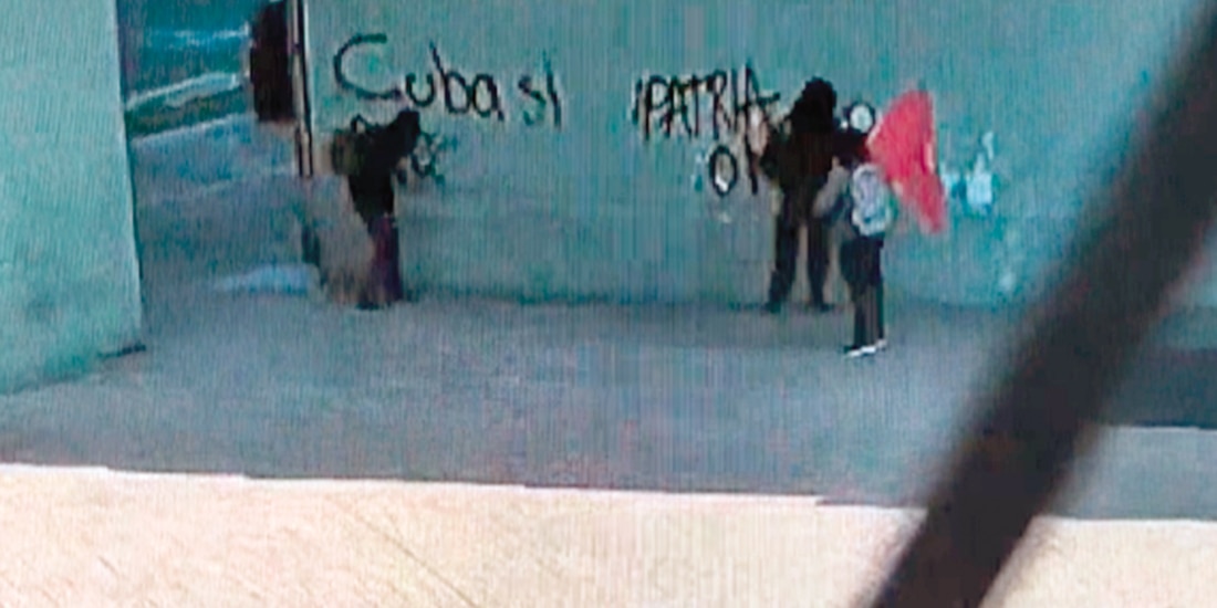 Manifestantes captados por las cámaras al vandalizar ayer la alcaldía.