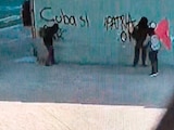 Manifestantes captados por las cámaras al vandalizar ayer la alcaldía.
