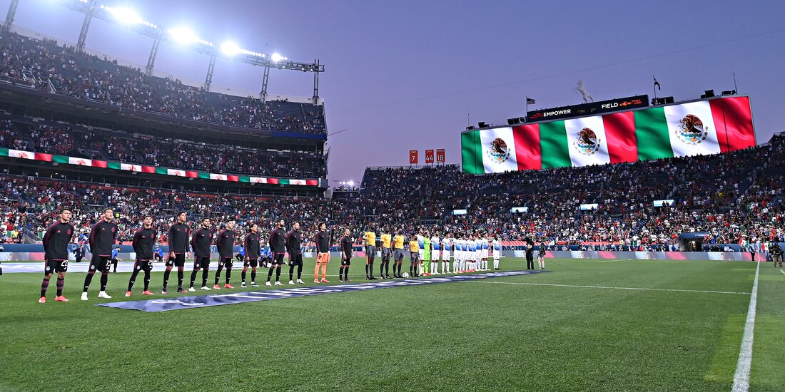 Jugadores de México y Costa Rica previo a su partido de semifinales en la Liga de Naciones de la Concacaf.