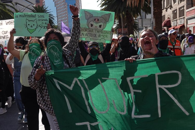 En el marco del Día de la Despenalizacion del Aborto, decenas de mujeres marcharon para exigir su legalización en el país. La protesta inició en Avenida Reforma y terminó en el Zócalo capitalino.