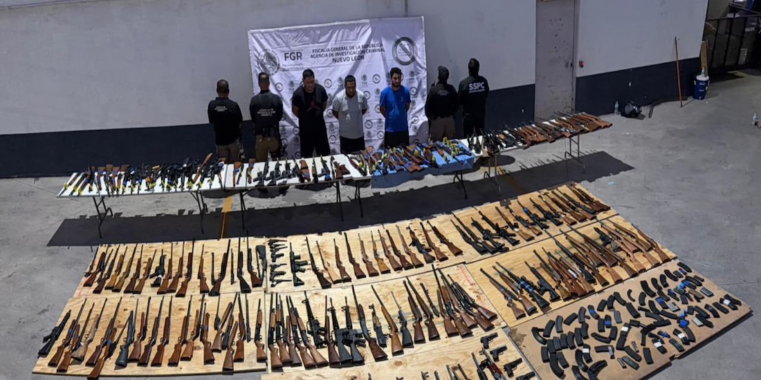 Autoridades federales detienen a 3 y decomisan 210 armas tras operativo en Nuevo León.