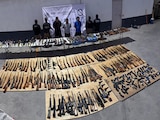Autoridades federales detienen a 3 y decomisan 210 armas tras operativo en Nuevo León.