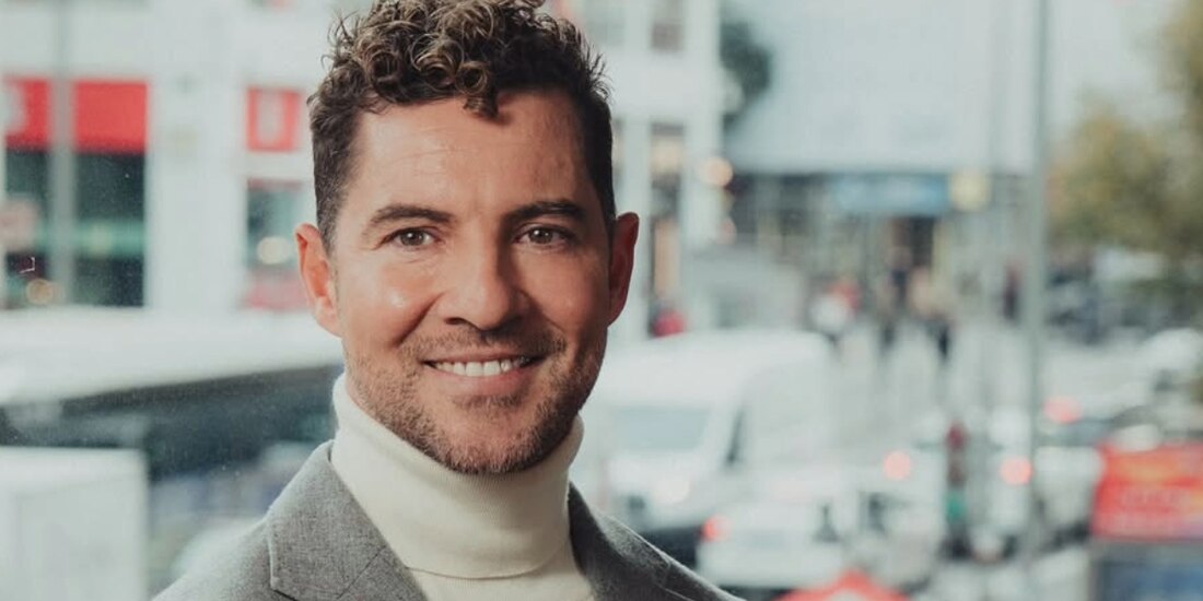 David Bisbal sufre aparatosa caída.