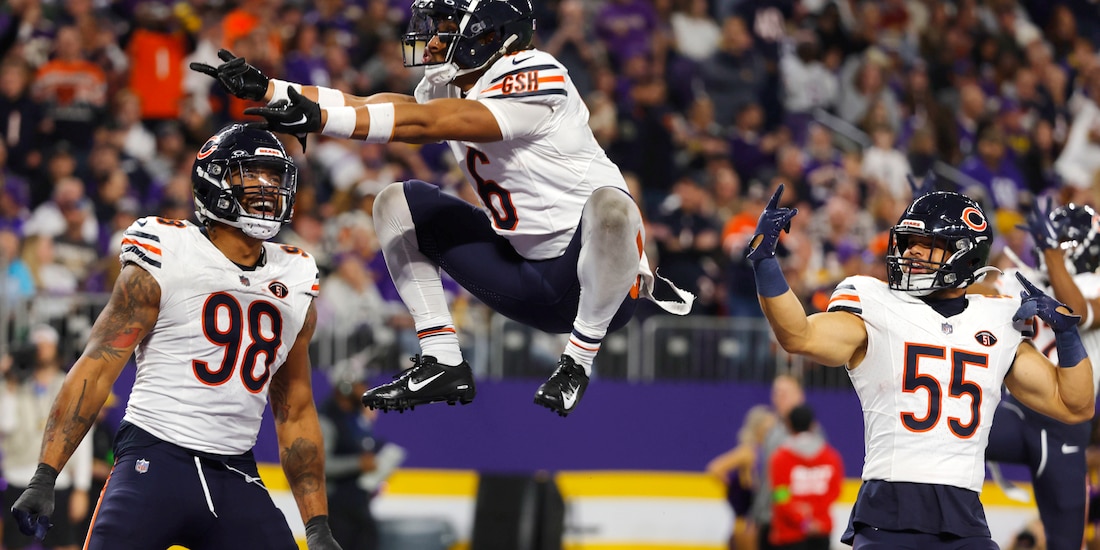 Kyler Gordon (6), cornerback de los Chicago Bears, celebra con sus compañeros en contra de los Minnesota Vikings