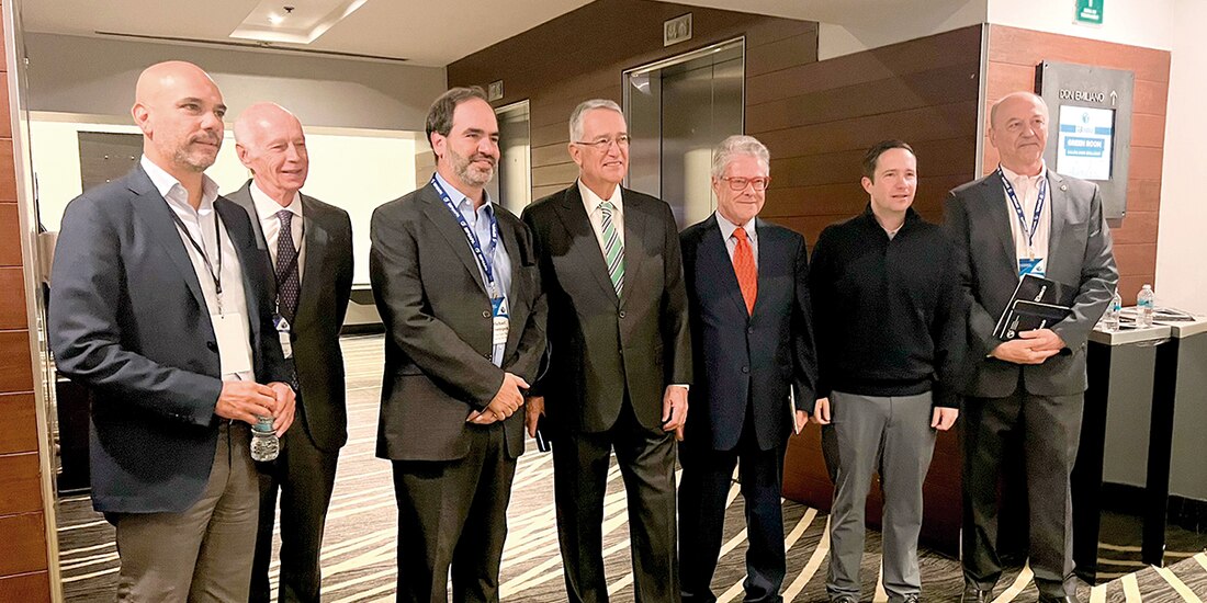 Ricardo Salinas Pliego (al centro), ayer, en la 79 Asamblea General de la SIP.