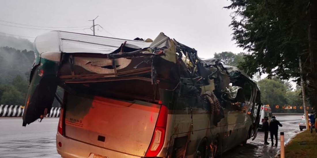 Unidad accidentada queda a la orilla de la carretera.
