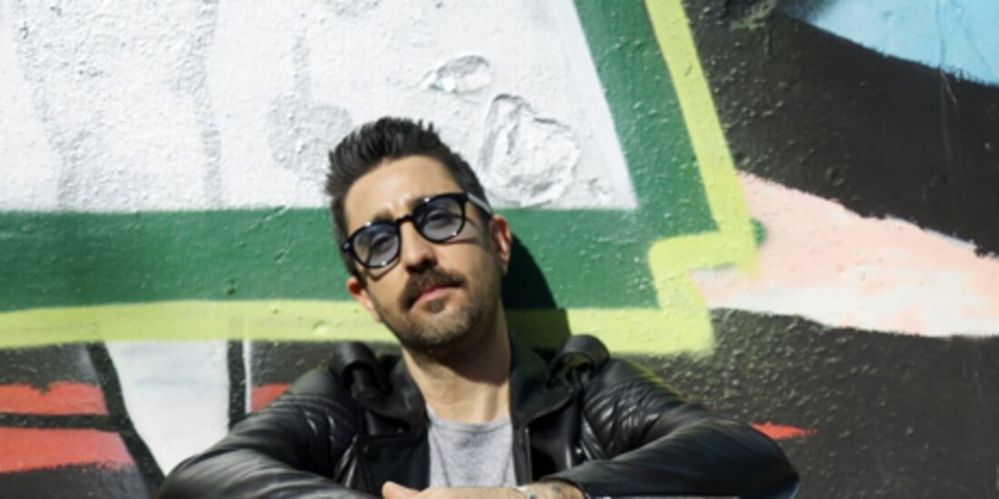 El intérprete, durante una sesión fotográfica.