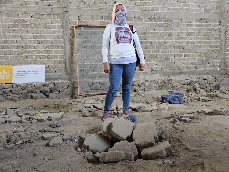 Madre buscadora dentro del rancho Izaguirre, en Teuchitlán, Jalisco, durante el recorrido realizado en las instalaciones, el jueves.