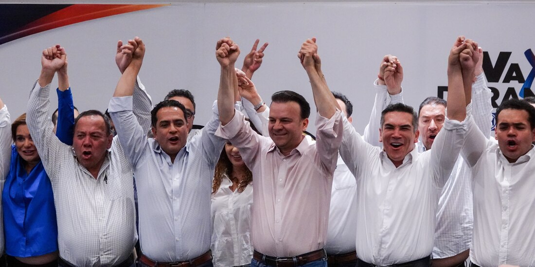 El virtual gobernador de la alianza Va por México (centro), tras celebrar su logro, ayer.