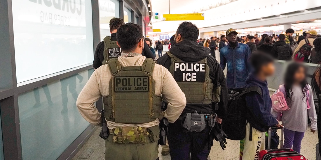 Agentes federales de inmigración caminan por el Aeropuerto John F. Kennedy, el lunes.