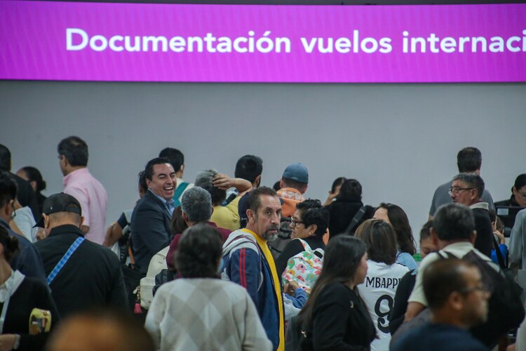Personas esperando sus vuelos en el AICM, ayer.
