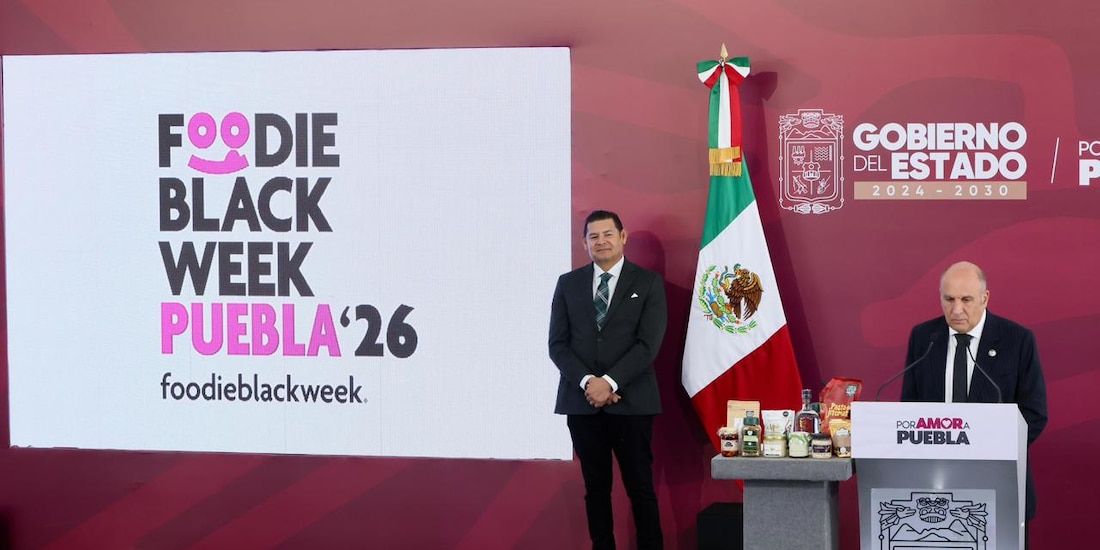 En la imagen se observa a Alejandro Armenta Mier al escuchar el anuncio.