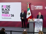 En la imagen se observa a Alejandro Armenta Mier al escuchar el anuncio.