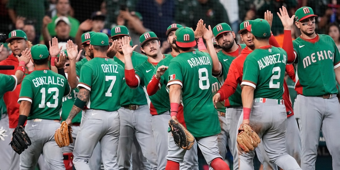Jugadores de México celebran su triunfo sobre Gran Bretaña en el Clásico Mundial de Beisbol 2026.