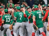 Jugadores de México celebran su triunfo sobre Gran Bretaña en el Clásico Mundial de Beisbol 2026.