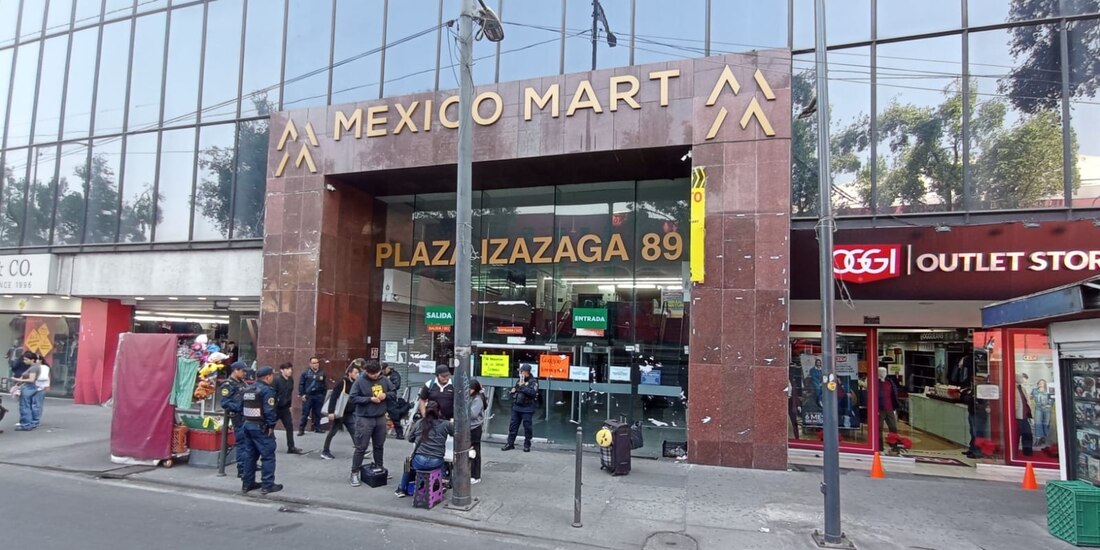 Autoridades quitan los sellos de suspensión de la Plaza Izazaga 89.