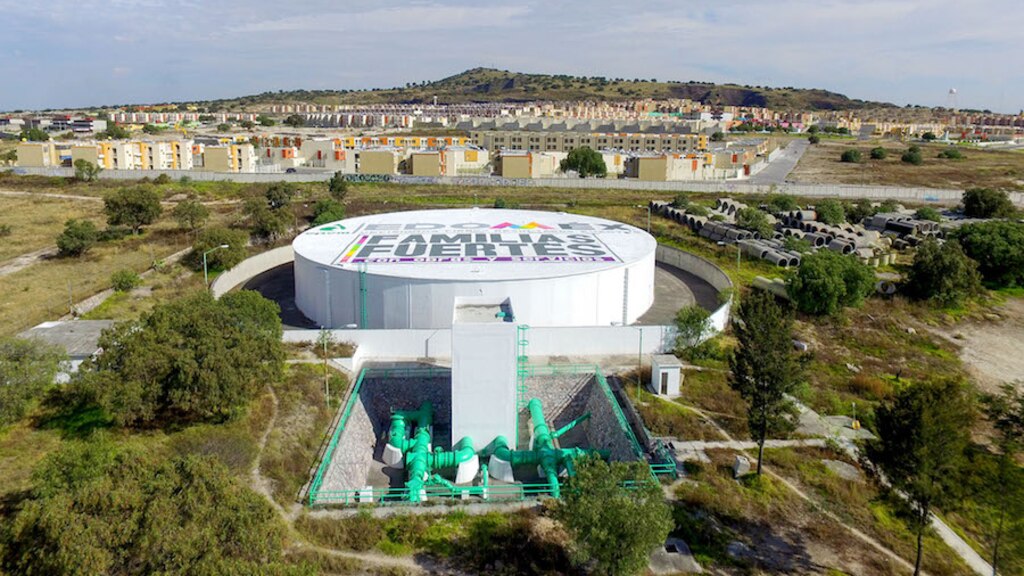 A la izq. el tanque de almacenamiento de agua potable, en Huixquilucan, y a la der. la red hidráulica de Nezahualcóyotl.