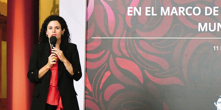 Alcalde Luján, en conferencia sobre la publicación presidencial, ayer.