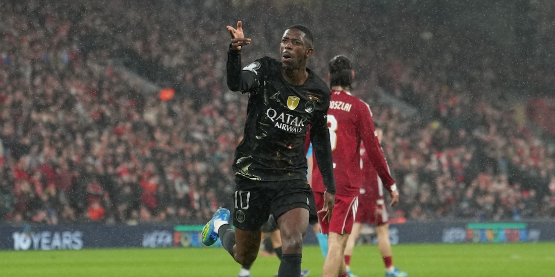 Ousmane Dembélé celebra uno de sus goles en el triunfo de PSG sobre Liverpool en Anfield.