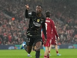Ousmane Dembélé celebra uno de sus goles en el triunfo de PSG sobre Liverpool en Anfield.