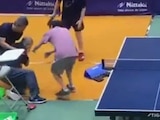 Hombre recibe raquetazo en la cara durante juego de dobles de ping pong