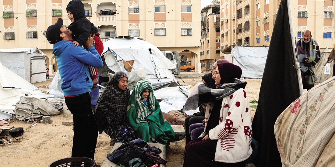 Palestinos se refugian en un campamento, en medio del frío, en Khan Younis, el 28 de diciembre.