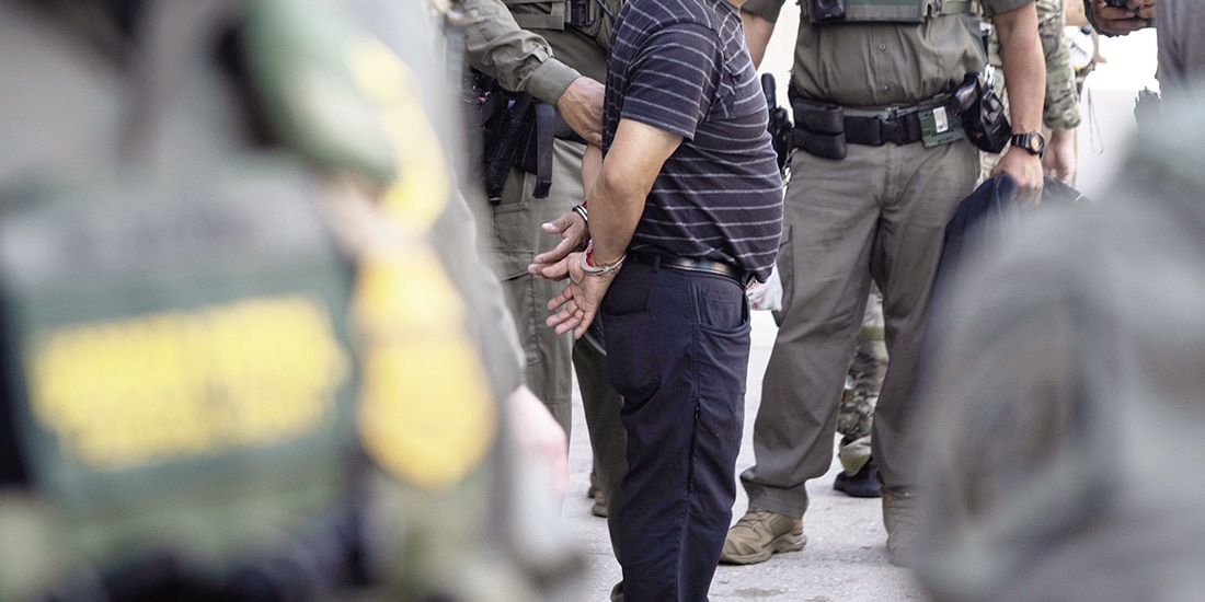 La imagen ilustrativa muestra a agentes del ICE deteniendo a un hombre en Chicago