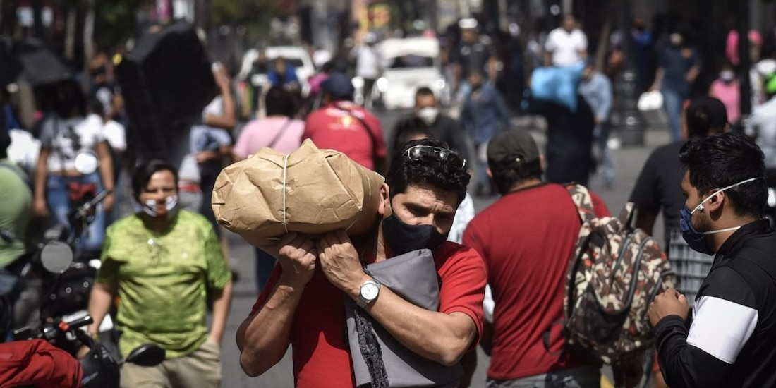 Aglomeraciones en las principales calles del Centro Histórico en Ciudad de México