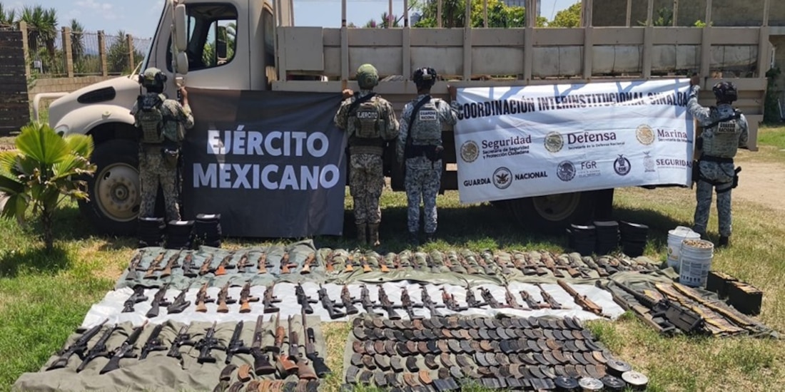 Autoridades federales aseguraron armamento de alto poder en El Rosario, Sinaloa.