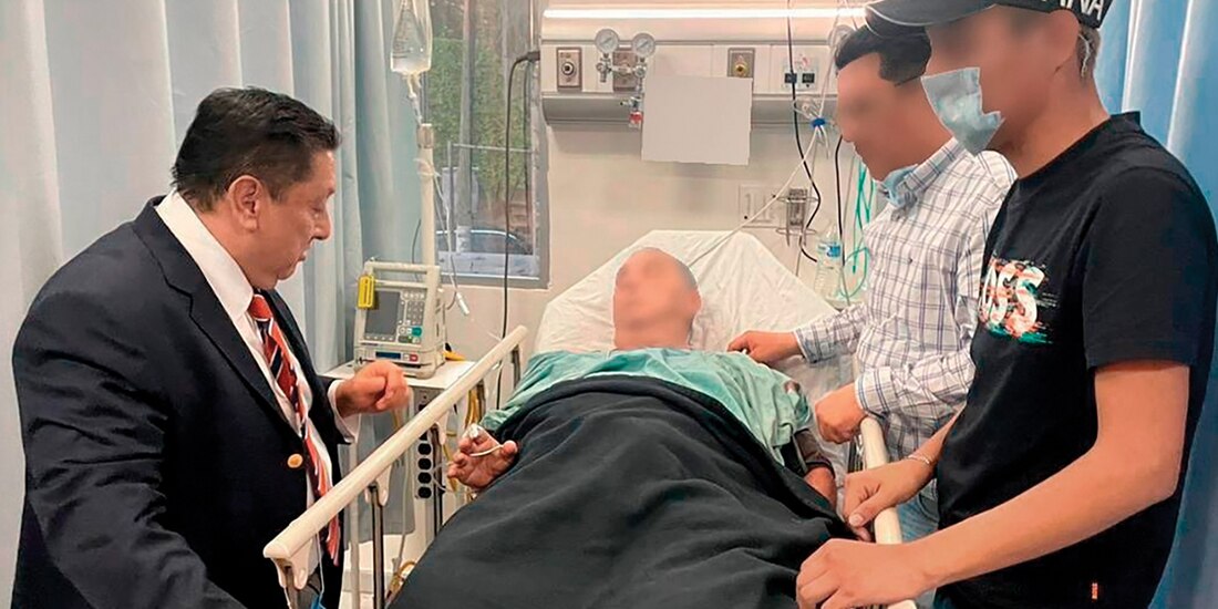 El fiscal de Morelos, Uriel Carmona, visitó al obispo Salvador Rangel, ayer.