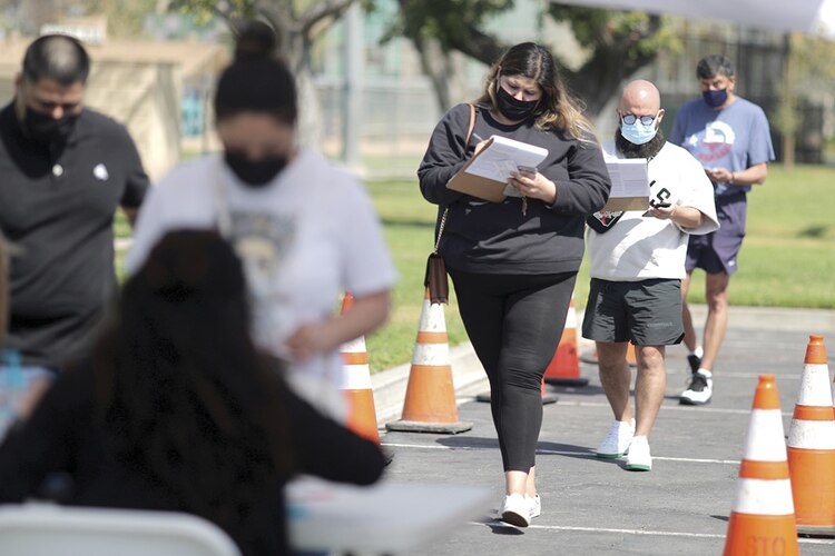 De acuerdo con reportes de The Washington Post, en Estados Unidos han sido distribuidas 272 millones de dosis de vacunas contra el Covid-19; al menos 133.3 millones de personas han recibido una y 86.2 millones cuentan con el esquema completo.