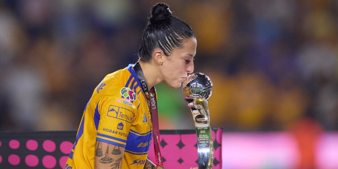 Jennifer Hermoso levanta su primer título en la Liga MX.