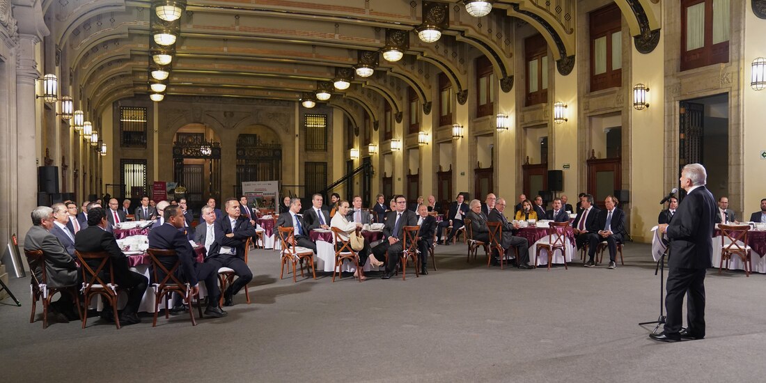 AMLO invita a empresarios al sorteo de la Lotería Nacional del 15 de septiembre.