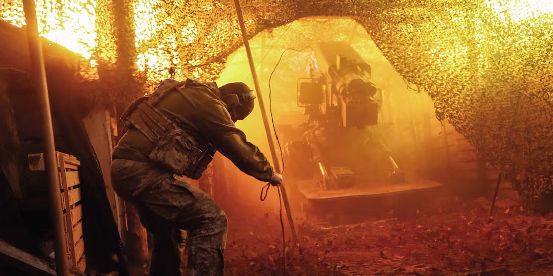 Militar ucraniano dispara un obús autopropulsado Bohdana, el 29 de noviembre.