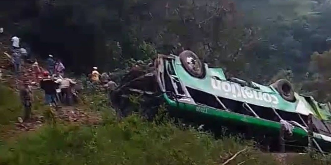 Autobús de pasajeros cae a barranco en Zontecomatlán, Veracruz.