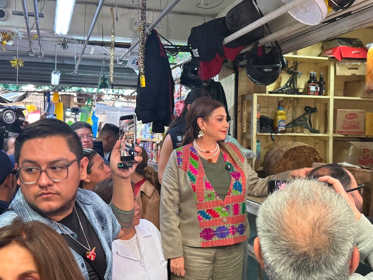 Clara Brugada durante la entrega de mejoras en La Merced