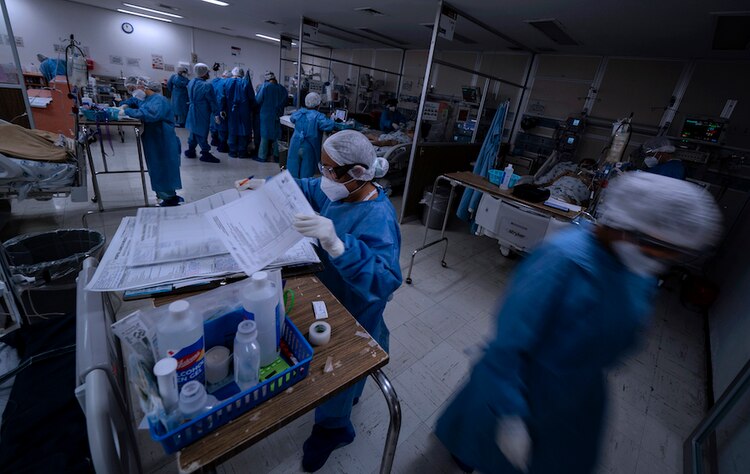 En el Hospital Juárez, que se ha convertido en un campo de batalla contra el coronavirus SARS-CoV-2, médicos, enfermeras y todo el personal son héroes que día a día luchan contra la pandemia.